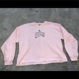 Nike Embroidered Sweatshirt w/ Butterflies — Gildan — size L